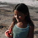 Zawstydzona mała indianka w lagunie Canaimy